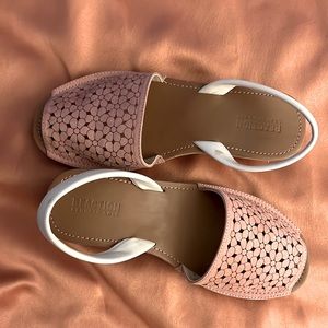 Never worn Kenneth Cole Reaction sandals